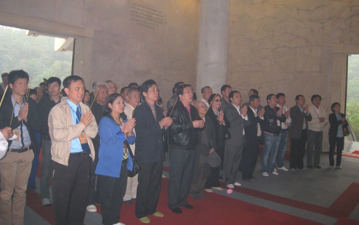 Vietnamese expats visit Pac Bo Historical Site, Cao Bang province 	 - ảnh 2